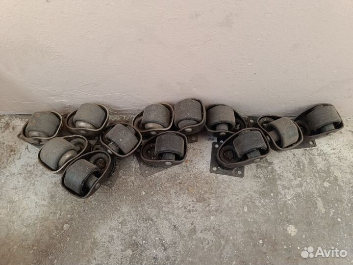 Колесики железные на мебель