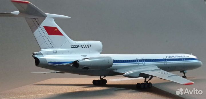 Модель самолёта Ту-154