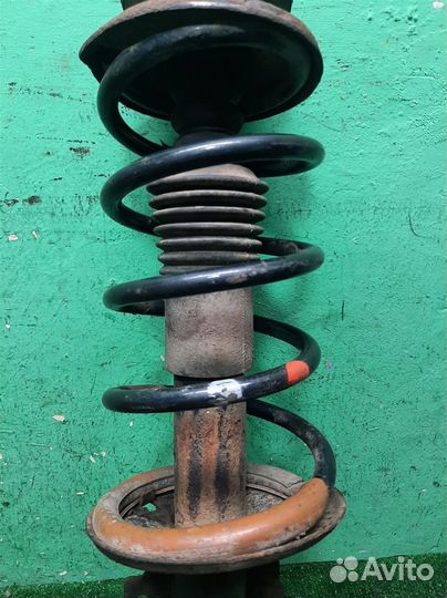 Стойка амортизатора передняя правая Renault Duste