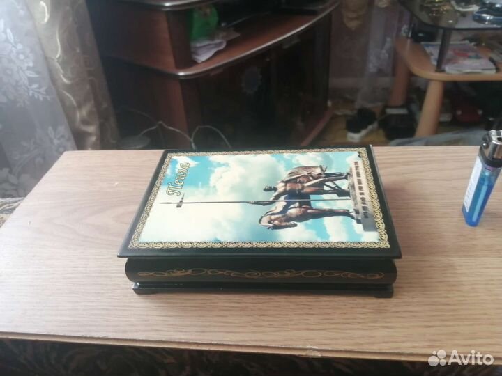 Деревянная шкатулка