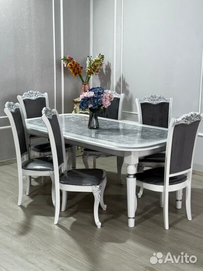 Стол и стулья