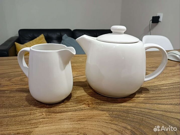 Заварочный чайник и молочник