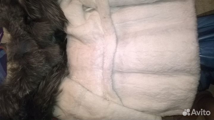 Полушубок белый с капюшоном чернобурки