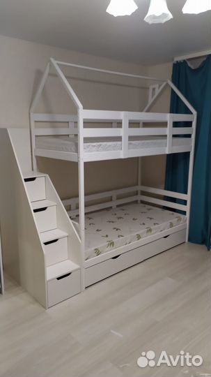 Двухъярусная кровать с лестницей комодом
