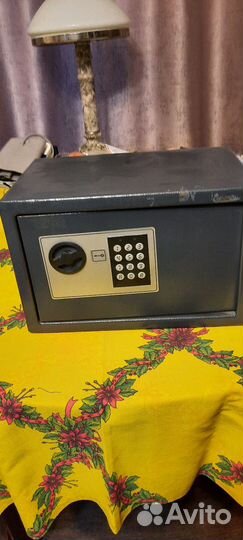 Сейф металлический