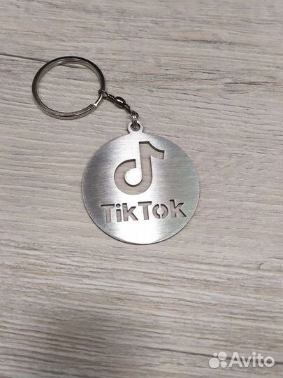 Брелок из нержавеющей стали Tiktok с надписью
