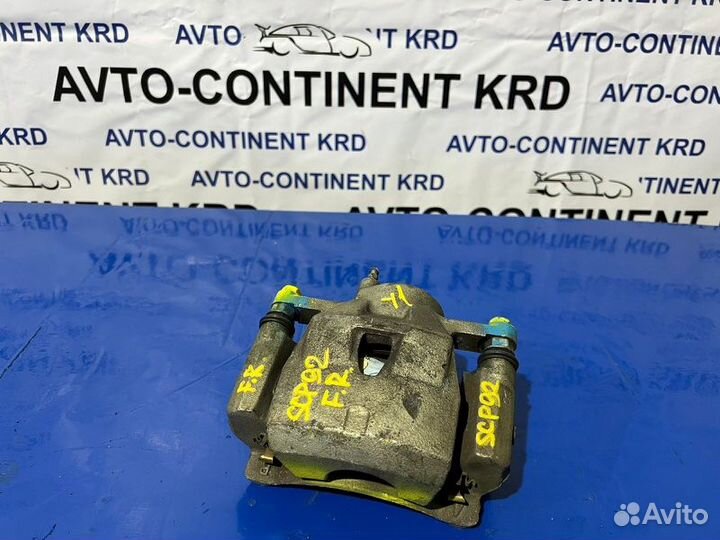 Суппорт передний правый Toyota Belta SCP92 2SZ