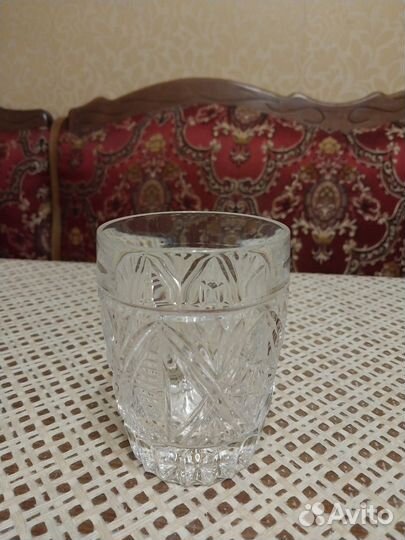 Хрустальные стаканы и конфетница