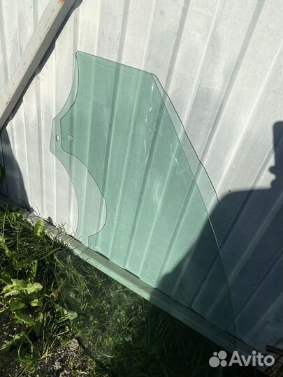 Фольксваген Polo стекло водительской двери