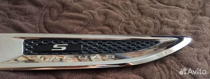 Молдинг переднего крыла Jaguar E-Pace