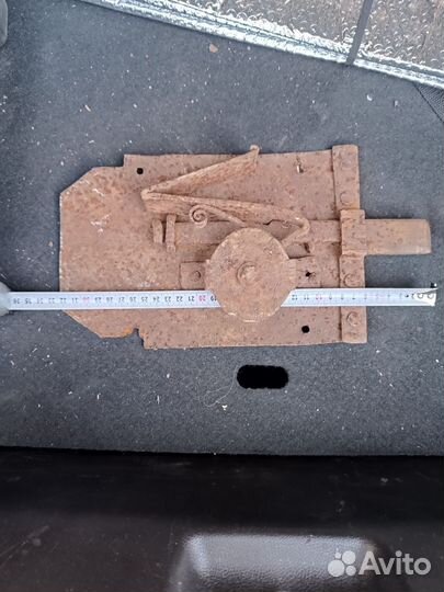 Навесной замок старинный латунный. Амбарный замок