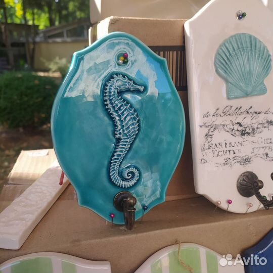 Настенный крючок панно. Керамический крючок