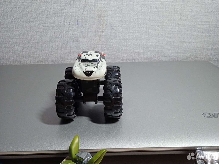 Hot wheels машинки и два мини набора