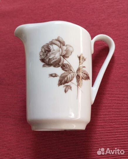 Фарфоровый сливочник 