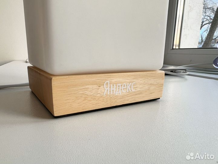 Умная настольная лампа Яндекс