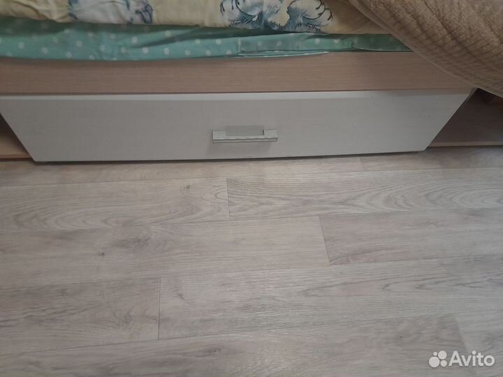 Кровать с полкой