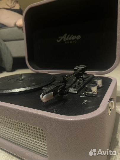 Виниловый проигрыватель «Alive Audio»