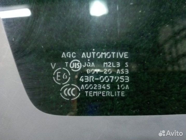 Стекло собачника правое Suzuki Escudo TDA4W J24B