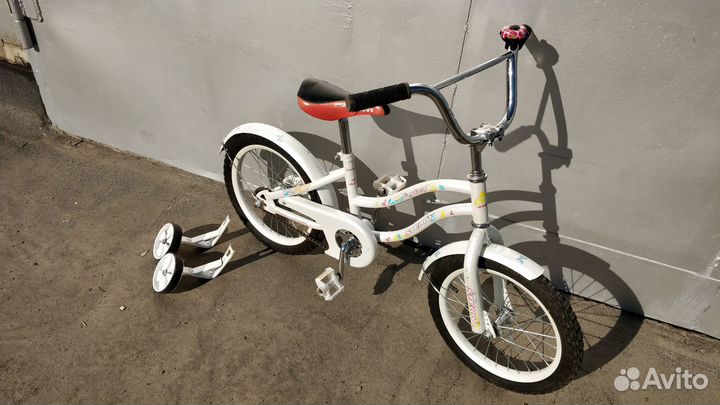 Детский велосипед с боковыми колесами
