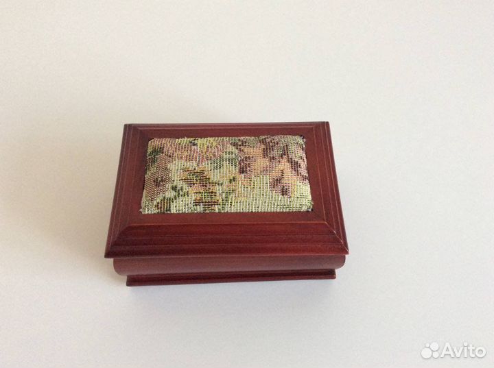 Шкатулка для украшений (дерево, гобелен)
