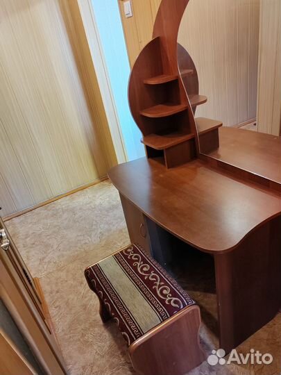 Трюмо с зеркалом