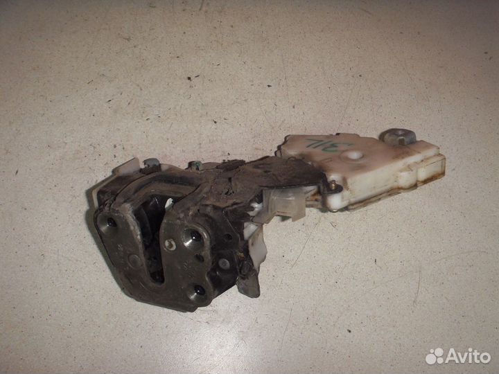 Замок двери задней левой 8255361U01 Nissan Pulsar