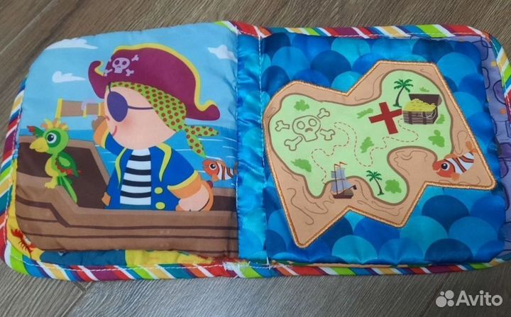 Развивающийся коврик и игрушки для малыша