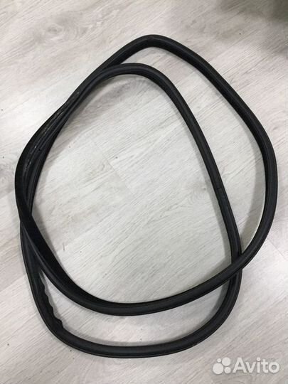 Уплотнители салона передних дверей на Ленд Ровер Д