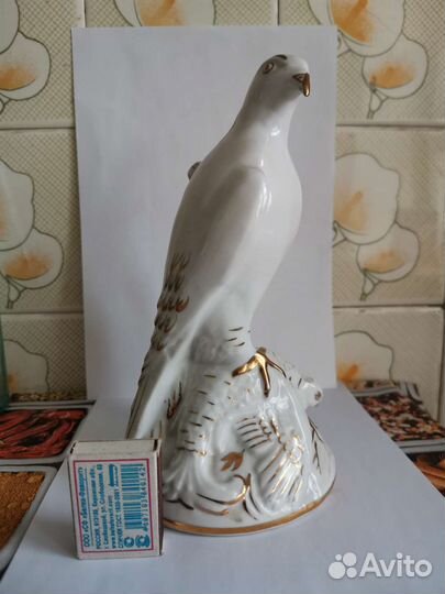 Статуэтка фарфоровая хищная птица