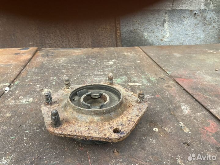 Верхняя опора передней стойки левая Mazda Xedos 6