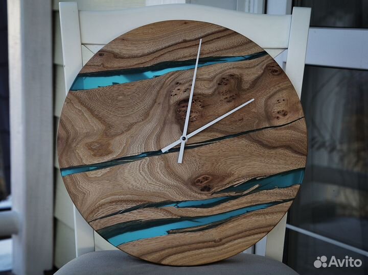 Часы из дерева и смолы