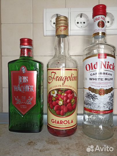 Подарочная упаковка и пустые бутылки от алкоголя