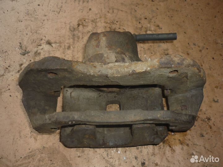 Суппорт передний правый Митцубиси Лансер 9