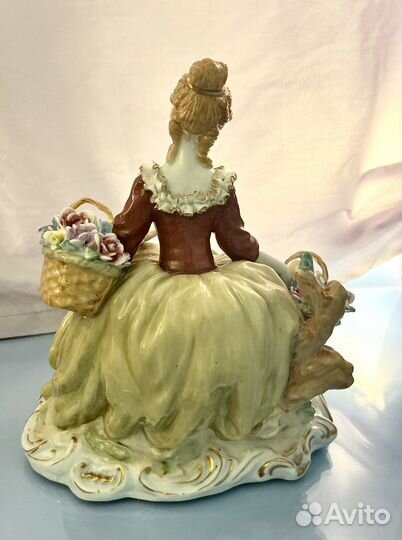 Фарфоровые статуэтки дама с цветами