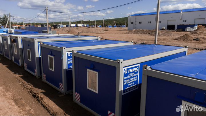 Рабочие по монтажу модульных блоков