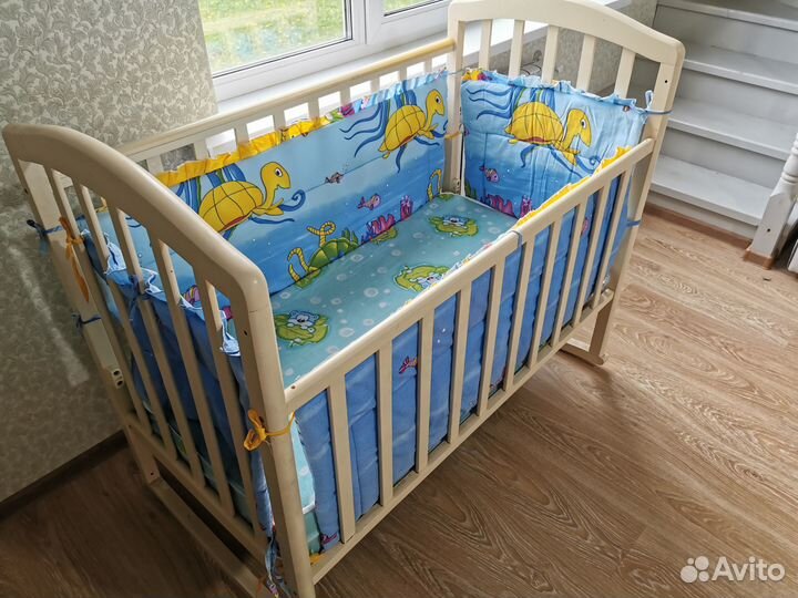 Детская кроватка с маятником