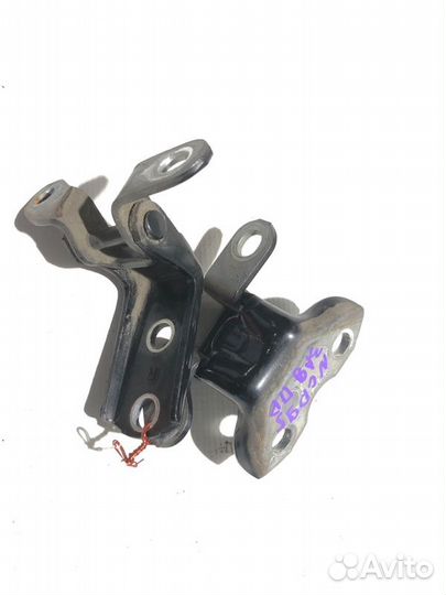 Петля двери задняя правая Toyota Vitz NCP95 2nzfe