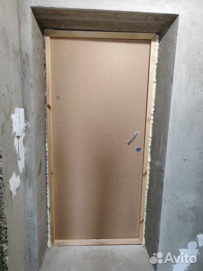 Дверь входная деревянная от застройщика