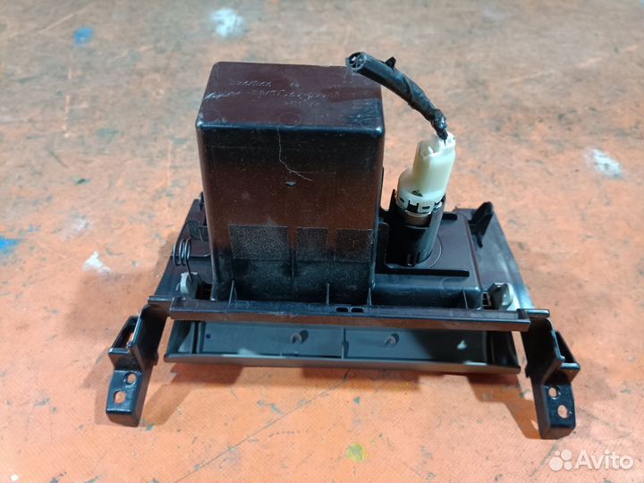 Бардачок Toyota Corolla axio NZE144