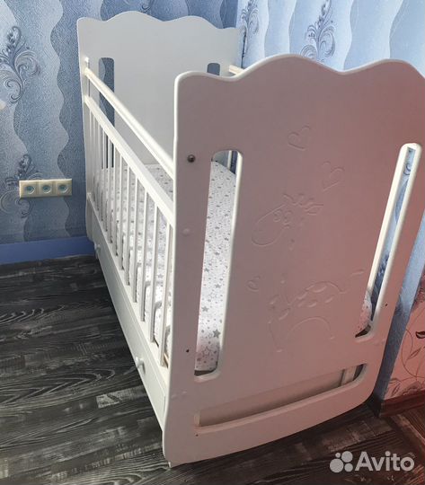Детская кроватка с маятником