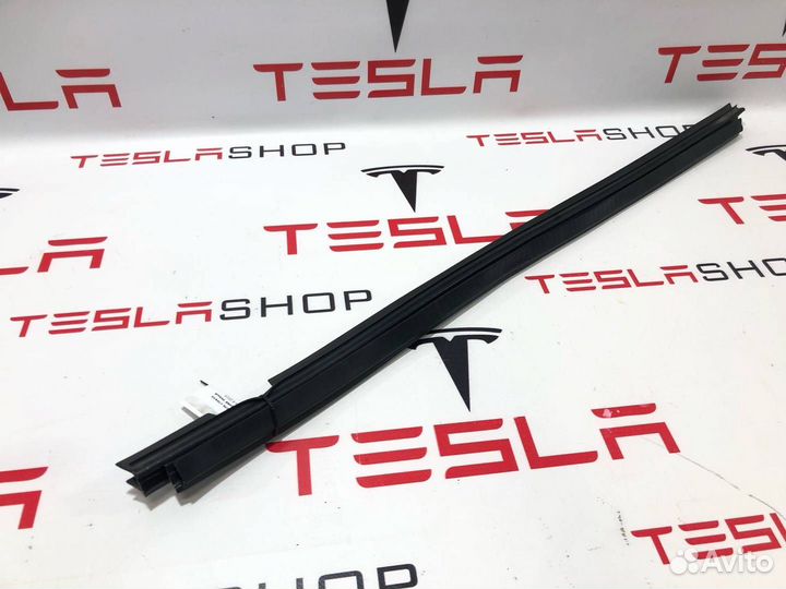 Уплотнитель стекла двери задний левый Tesla