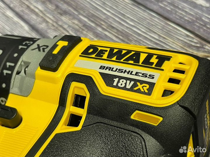 Шуруповерт DeWalt DCD796