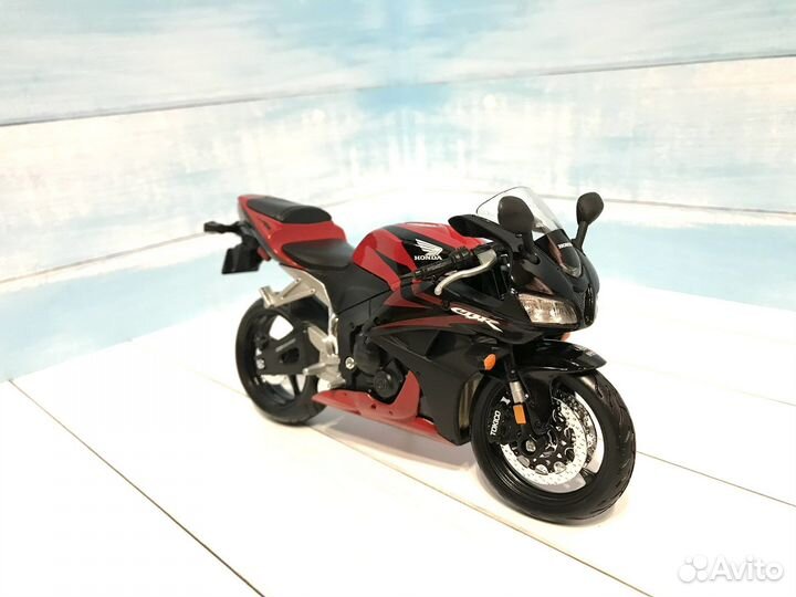 Модель мотоцикла Honda CBR 600 RR 1/12