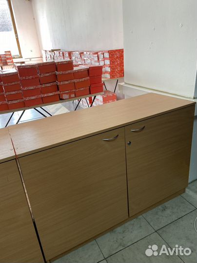 Тумба с дверями и со стеклом