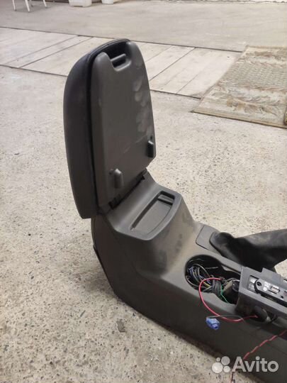 Подлокотник Форд фокус 2 дорестайл (в сборе)