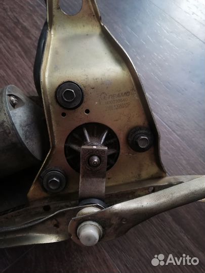 Моторедуктор и трапеция стеклоочистителя