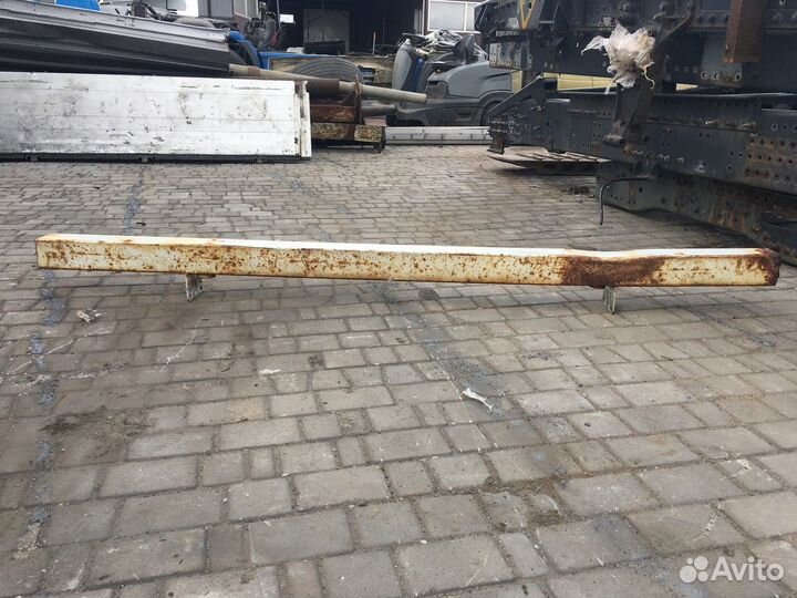 1020256 Брус противоподкатный с заглушками Шмитц