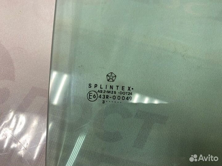 Стекло двери переднее правое Chrysler Voyager 3.3L