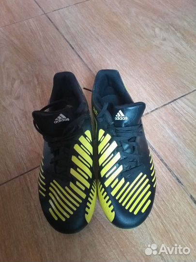 Футбольные бутсы adidas