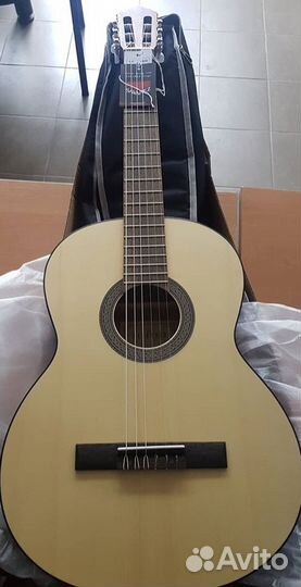 Классическая гитара 4/4 + чехол+медиатор